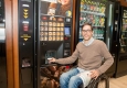 VALID Herausgeber Florian Dungl bedient einen café+co Automaten © Christian Mikes