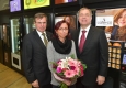 Gerald Steger und Walter Ruck begrüßen Beatrice Waitz als 1.500ste Mitarbeiterin © Christian Jobst