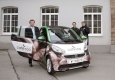 Franz Schuh und Thomas Lindenbauer übergeben den café+co Elektro-Smart an Alexander Tupy © Roland Rudolph