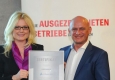 Monica Rintersbacher überreicht Zertifikat der Leitbetriebe Austria an Hubert Freidl © Sabine Klimpt