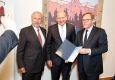 Ewald Nowotny und Willibald Cernko überreichen den Prof. Horst Knapp Preis an Christoph Varga © Bank Austria