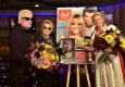 Heino und Hannelore präsentieren gemeinsam mit Herausgeberin Astrid Schwenner die neue Stadlpost © Christian Jobst