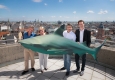 Haifisch im Außenwerbe-Einsatz bei EPAMEDIA: Michael Miltic (haus des Meeres), Hans Köppen (Haus des Meeres), Brigittte Thill (Haus des Meeres) und Ernst Kammerer (EPAMEDIA) feiern die Rückkehr von "Homie" © EPAMEDIA