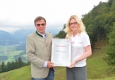 Monica Rintersbacher zeichnet Gerald Steger mit dem Zertifikat der Leitbetribe Austria aus © Rainer Gregor Eckharter