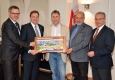 Wirtschaftswanderung übergibt 21.230 Euro an das „Netzwerk Tirol hilft“: Josef Lettenbichler, Günther Platter, Herbert Rieser, Herbert Peer und Balthasar Exenberger © Land Tirol/Sax