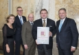 undesminister Rupprechter zeichnet S’PARKS Restaurant im Hilton Vienna als GenussWirt aus: Margarete Reichsthaler, Obfrau der GENUSS REGION ÖSTERREICH, Hotel Manager Ronald Diesenreiter, Einkaufsleiter Erich Hummel, Ademir Husagic und Andrä Rupprechter © Hilton Hotels & Resorts