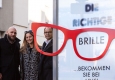 Christof Fischer (EPAMEDIA), Bettina und David Vogelhuber stellen das Citylight mit Durchblick vor © EPAMEDIA