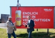 Roland Simonetitsch (Regionalleiter EPAMEDIA Kärnten) und Peter Peschel (Leitung Marketing der Vereinigte Kärntner Brauereien AG) lassen sich die Formatsprengung auf den EPAMEDIA Flächen schmecken © EPAMEDIA