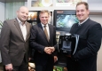Niederlassungsleiter Robert Neumeister und café+co CEO Gerald Steger begrüßen Gerald Glanznig als 1.700sten Mitarbeiter bei café+co International Holding © APA Fotoservice/Peter Hautzinger