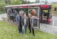 Martin Baltes (Innsrucker Verkehrsbetriebe), Michael Martys (Alpenzoo Innsbruck) und Thomas Frauenschuh präsentieren die neue Wartehalle vor dem Alpenzoo Innsbruck © EPAMEDIA