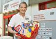 Sozialmarkt Wien-Gründer Alexander Schiel vor dem neuen Sozialmarkt in Wien Ottakring © Christian Jobst