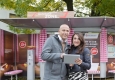 Thomas Frauenschuh (EPAMEDIA) und Daniela Kinz (Salzburg AG) präsentieren die kreativen Wartehäuschen in der Mozartstadt © EPAMEDIA
