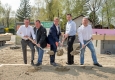 Spatenstich für barracuda THE RESORT mit Stadtrat Martin Cerny, Baumeister Karl Kazelt, Geschäftsführer Michael Müllner-Baatz, Bürgermeister Stefan Schmuckenschlager und Stadtrat Karl Schmid © barracuda THE RESORT