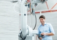 Die Zukunft des 3D-Drucks beginnt in Attnang-Puchheim: Overtec-Geschäftsführer Sebastian Hilscher druckt Bauelemente © Overtec