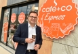 café+co Geschäftsführer Fritz Kaltenegger vor dem neuen café+co Express im Krankenhaus Nord © Christian Jobst
