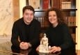 Österreichischer Msuiktheaterpreis-Präsident überreicht Angelika Kirchschlager den Goldenen Schikaneder aus der Porzellanmanufaktur Augarten © Christian Jobst