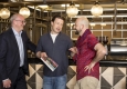 Flughafen-Wien-Vorstand Julian Jäger, Jamie Oliver und vormagazin-Chefredakteur Christoph Langecker © Flughafen Wien