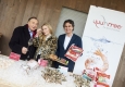 Baumeister Richard Lugner und sein Rehlein Moni lassen sich Yuu'n Mee-Garnelen mit Geschäftsführer Robert Herman im Feuerdorf am Donaukanal schmecken © Sabine Klimpt