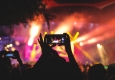 Smartphone bei einem Konzert © unsplash.com/Noiseporn