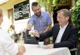 Lukas Maier, Inhaber der Gastwirtschaft „Zum Schwammerl“, und Sodexo-Geschäftsführer Andreas Sticha © Christian Jobst