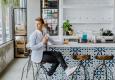 Millennial an einer Bar © unsplash.com/Austin Distel
