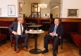 Paul Tesarek (WIENER BEZIRKSBLATT-TV) und Michael Ludwig (Bürgermeister der Stadt Wien) im Café Frauenhuber von WKO-Funktionär Wolfgang Binder © Katharina Schiffl