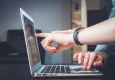 Fingerzeig auf Computer © unsplash.com/John Schnobrich