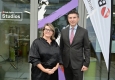 Lilli Hollein (Museum für angewandte Kunst) und Robert Zadrazil (UniCredit Bank Austria) präsentieren die neuen Bank Austria Studios in der Seestadt Aspern © Christian Jobst