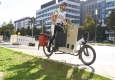 Sebastian Hilscher liefert die Attike mit dem Lastenfahrrad zu Timber Pioneer in Frankfurt am Main © Overtec
