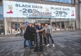 LED-Wall bei Humanic auf der Mariahilfer Straße: Michael Müllner-Baatz (Number One), Julia Krailer und Tobias Pusch (Infinity Media), Bruno Schmidt (Humanic), Monika Batinic und Nico Schluga (Infinity Media) © Dropit Productions