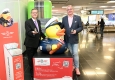 Admiral Duck der DDSG Blue Danube begrüßt Passagiere am Vienna International Airport: Günther Ofner (Flughafen Wien) und Wolfgang Fischer (DDSG Blue Danube) © Christian Jobst