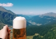 Bier vor den Bergen © unsplash.com/Reiseuhu