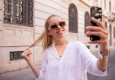 Girl with Smartphone © unsplash.com/Look Studio
