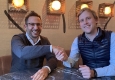 Günther Maurer (STOELNER) und Johannes Kattus (AM HOF 8) besiegeln die Kooperation © Stoelner