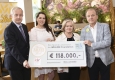 Wiener Ärzteball übergibt Rekorspende an WE&ME Foundation: Isabella Clara Heissenberger-Mass/Organisation Ärzteball, Johannes Steinhart/Präsident Kammer für Ärztinnen und Ärzte in Wien, Gabriele und Gerhard Ströck/WE&ME Foundation © Christian Jobst