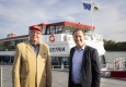 Wolfgang Fischer (DDSG Blue Danube) und Bernhard Schröder (Destination Donau Niederösterreich) präsentieren herbstliche Highlights in der Wachau © Destination Donau Niederösterreich/Barbara Elser