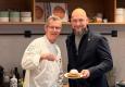 Markus Brunner und Michael Mann servieren den Wiener Krapfen bei „Brioche & Brösel“ der Figlmüller Group © FIGLMÜLLER GROUP