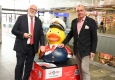 Admiral Duck gastiert am Wiener Hauptbahnhof: Andreas Matthä (ÖBB) und Wolfgang Fischer (DDSG Blue Danube) © Christian Jobst