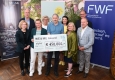 Der WE&ME Award stärkt die ME/CFS-Forschung in Österreich. V. l. n. r.: Wissenschaftsministerin Eva-Maria Holzleitner, Oswald Wagner (MedUni Wien), Kathryn Hoffmann (MedUni Wien), Sabine Seidler (alpha+ Stiftung), Matthias Wielscher (MedUni Wien), Ursula © Christian Jobst