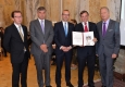 Franz Schuh, Thomas Lindenbauer, Michael Nossek, Gerald Steger und Reinhold Mitterlehner bei der Auszeichnung mit dem Bundeswappen © Christian Jobst