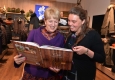 Lisa Helena Lensing und Maria Rauch-Kallat lesen in "Noch mehr Jäger kochen Wild" © Christian Jobst