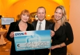Chris Lohner, Hannes Menitz und Katharina Suppan bei der Spendenübergabe vom erste bank vienna night run © LICHT FÜR DIE WELT