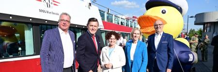 Premierenfahrt der »Donau Panorama Tour« der DDSG Blue Danube: Wolfgang Fischer (DDSG Blue Danube), Bundesminister Peter Hanke, Staatssekretärin Elisabeth Zehetner, Birgit Wallner (VERKEHRSBUERO), Wolfgang Hanreich (DDSG Blue Danube) © Christian Jobst