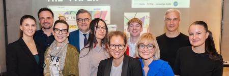 Präsentation »THE PAPER« in der CUPRA City Garage: Klara Fuchs, Peter Hrubi, Verena Pelikan, Michael Straberger, Fuyaozi Wand, Rut Morawetz, Marvin Teufl, Gisela Geweßler, Martin Distl, Yvonne Haider-Lenz © MATABIAgency