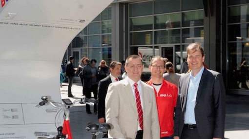 Hannes Derfler,Armin Hanschitz und Gerald Liebscher eröffnen E-Ladestation vor der Millennium City © Andreas Urban