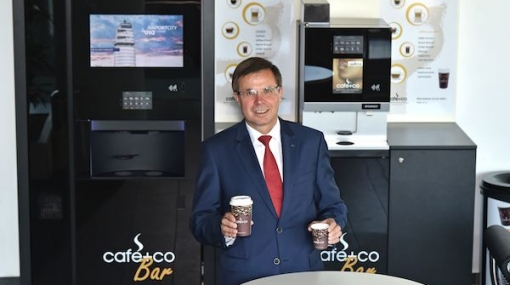 café+co International CEO Gerald Steger präsentiert neue FoyerBar © Christian Jobst
