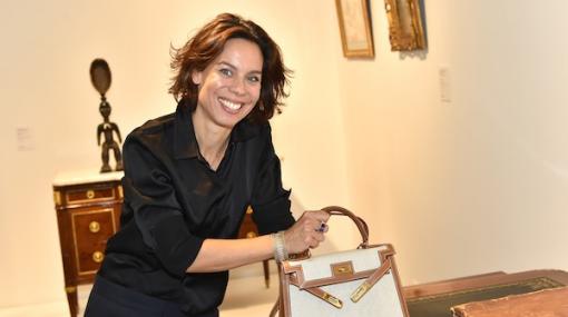 ARTCURIAL Wien-Direktorin Carolin Messensee mit einer Hermés-Tasche © Christian Jobst