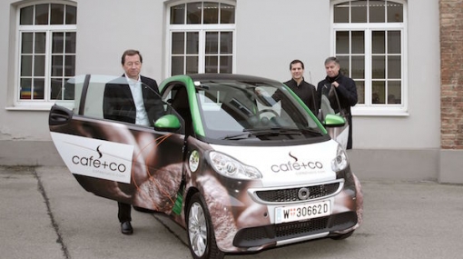 Franz Schuh und Thomas Lindenbauer übergeben den café+co Elektro-Smart an Alexander Tupy © Roland Rudolph