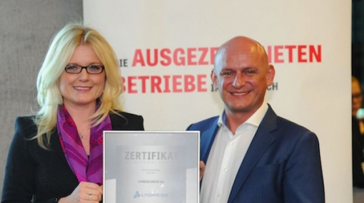 Monica Rintersbacher überreicht Zertifikat der Leitbetriebe Austria an Hubert Freidl © Sabine Klimpt