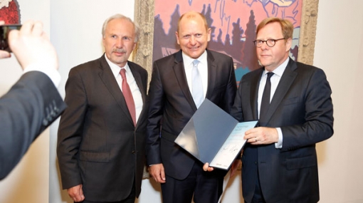 Ewald Nowotny und Willibald Cernko überreichen den Prof. Horst Knapp Preis an Christoph Varga © Bank Austria